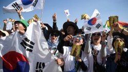 Jeunes pèlerins sud-coréens aux 37e JMJ de Lisbonne, lors de la messe de clôture, le 6 août 2023.