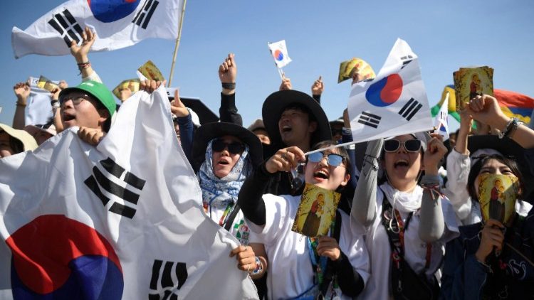 Jeunes pèlerins sud-coréens aux 37e JMJ de Lisbonne, lors de la messe de clôture, le 6 août 2023. 