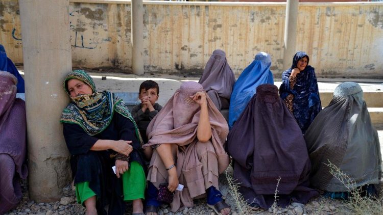 Afghan Women waiting for food from foreign aid