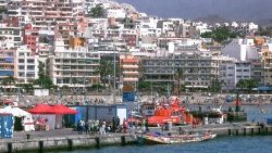Migrantes rescatados en el municipio de Arona, en el sur de Tenerife, en las Canarias españolas. (10.08.2023)