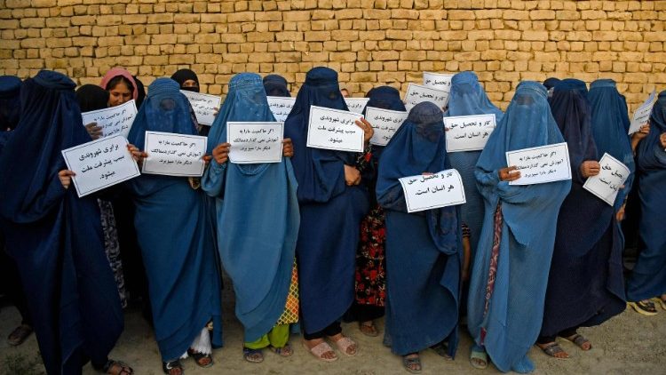 Afghanistan: Protest gegen das von den Taliban verhängte Hochschulverbot für Frauen