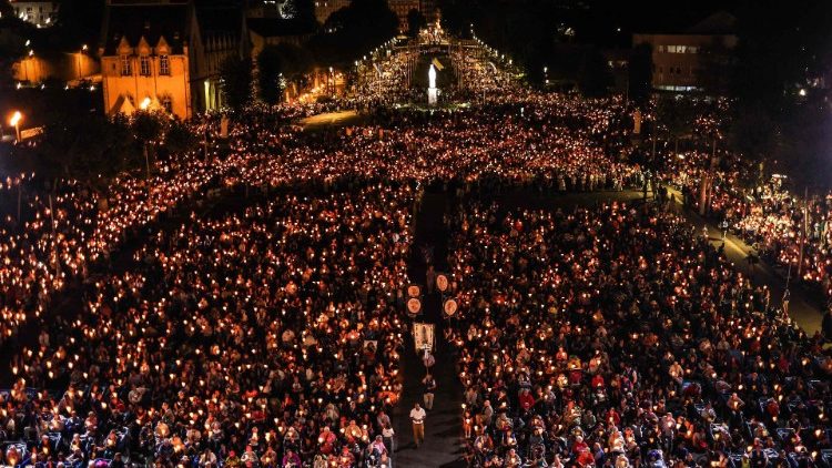 Procissão luminosa em Lourdes na Solenidade da Assunção