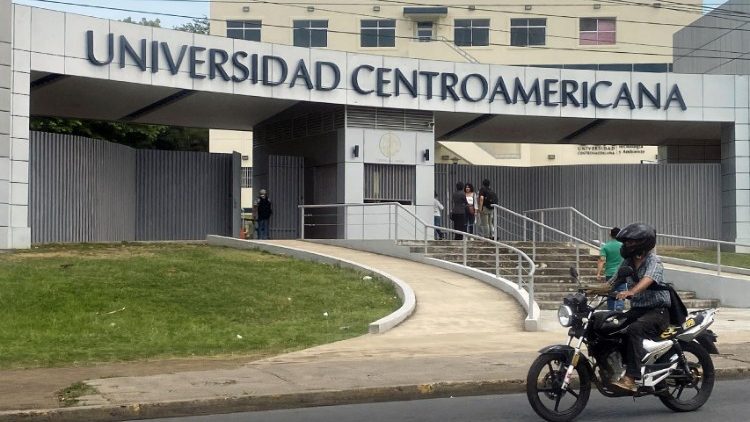 Motociclista passa diante da Universidade Centro-americana em Manágua, acusada de ser "centro de terroristas" pelo governo nicaraguense
