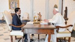 Le Pape François en conversation avec le président malgache Andry Nirina Rajoelina, le jeudi 17 août 2023 au Palais Apostolique du Vatican