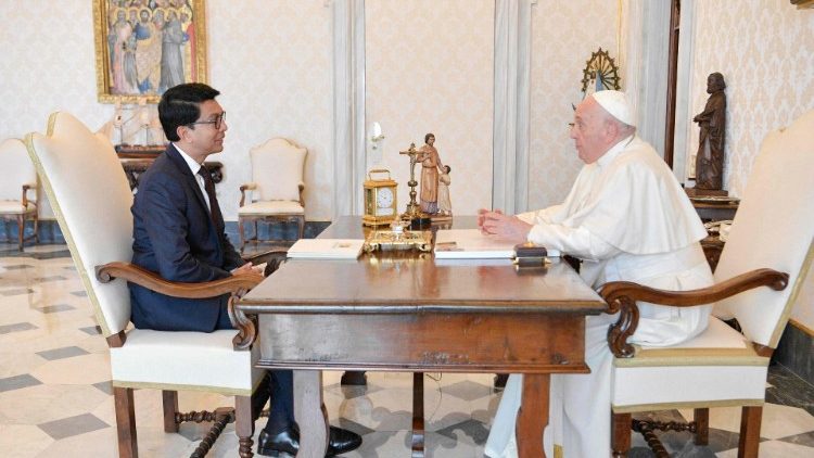 Le Pape François en conversation avec le président malgache Andry Nirina Rajoelina, le jeudi 17 août 2023 au Palais Apostolique du Vatican
