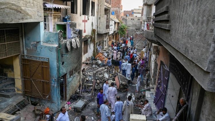 Dans les débris de l'église de Saint-Jean, vandalisée, dans le quartier de Jaranwala à Faisalabad, jeudi 17 août. 