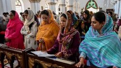 Пакистанські християни на недільній молитві
