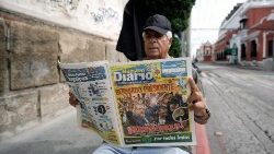 Ein Mann liest eine Zeitung nach der Wahl in Guatemala