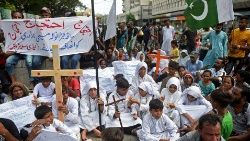Christen protestieren in Karachi gegen die christenfeindliche Gewalt (22.8.2023)