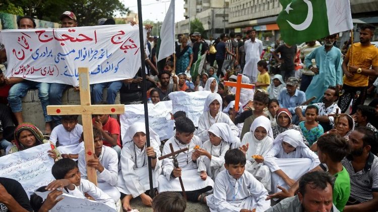Christen protestieren in Karachi gegen die christenfeindliche Gewalt (22.8.2023)