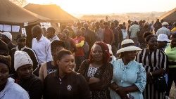 Schlangen vor den Wahllokalen in Simbabwe