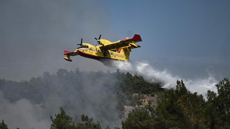 Emergency efforts underway to extinguish wildfires in Greece