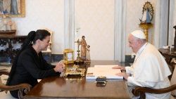 教皇フランシスコ、ハンガリーのノヴァーク大統領を迎えて　2023年8月25日　バチカン宮殿