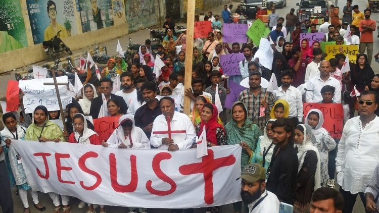 Em Karachi, Paquistão, cristãos protestam com violência e queima de Igrejas. (Photo by Rizwan Tabassum/AFP)