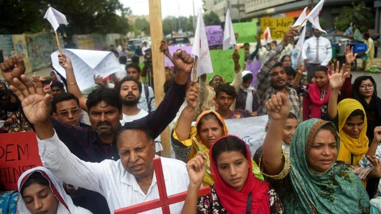 Solidaritäts-Demo von Christen nach den Ausschreitungen von Jaranwala