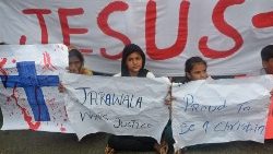 Crianças cristãs seguram cartazes durante um protesto em Karachi em 26 de agosto de 2023, para condenar o ataque às igrejas no Paquistão. (Photo by Rizwan TABASSUM / AFP)