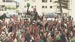 Des militaires gabonais jubilant, après leur coup de force mercredi 30 août 2023 