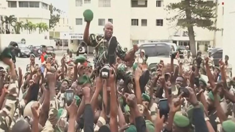 Des militaires gabonais jubilant, après leur coup de force mercredi 30 août 2023 