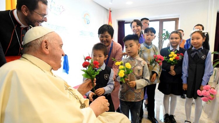 ウランバートル知牧館で子どもたちからの歓迎を受ける教皇フランシスコ