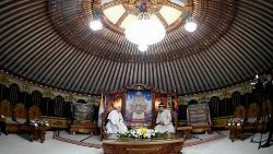 Ferenc pápa a jurta formájú fogadószobában Mongólia elnökével  