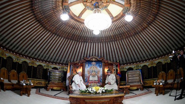 Ferenc pápa a jurta formájú fogadószobában Mongólia elnökével  