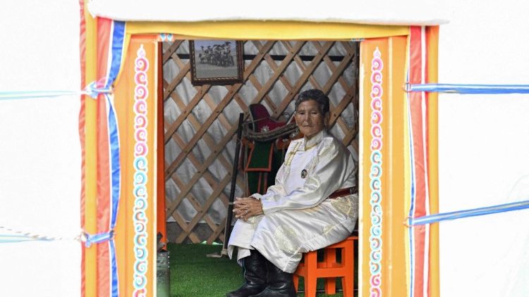 A Sra Tsetsege dentro da tenda mongol à espera do Papa