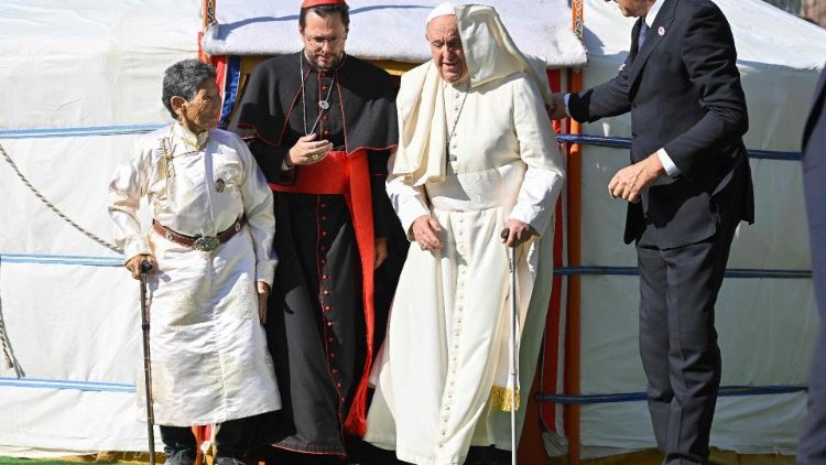 Im Kontext des Kathedralenbesuchs kehrte der Papst gemeinsam mit Kardinal Marengo in einem traditionellen Nomadenzelt ein, das in der Nähe der Kirche aufgestellt war