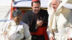 Папа Франциск и кардинал Маренго с жената открила преди около десетина години статуетка на Небесната майка на сметището, впоследствие интронизирана в катедралата Св.Петър и Паверл в Улан Батор.