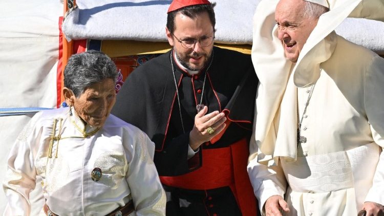 Papa Francisco sai da 'ger' ao lado da Sra. Tsetsege e do cardeal Marengo