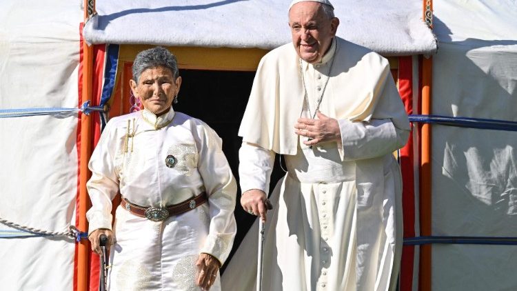 Le Pape et Tsetsege à la sortie de la ger.