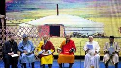 V nedeljo, 3. septembra, ob 10. uri po krajevnem času je v gledališču Hun (Hun Theatre) v mongolski prestolnici Ulan Bator potekalo ekumensko in medversko srečanje. 