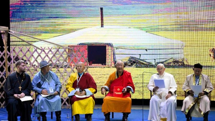 V nedeljo, 3. septembra, ob 10. uri po krajevnem času je v gledališču Hun (Hun Theatre) v mongolski prestolnici Ulan Bator potekalo ekumensko in medversko srečanje. 