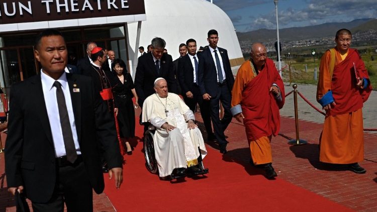 Papež Frančišek ob prihodu na medversko srečanje