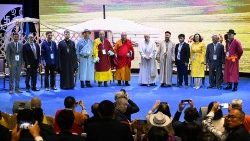 मंगोलिया के विभिन्न धर्मों के प्रतिनिधियों के साथ संत पापा फ्रांँसिस