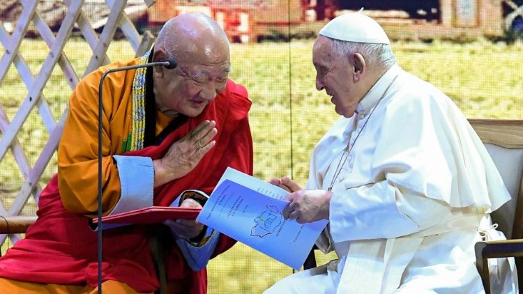 El Papa Francisco junto a uno de los líderes budistas durante el encuentro interreligioso en Ulán Bator, Mongolia