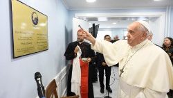 Ferenc pápa megáldotta az Irgalmasság Házát   