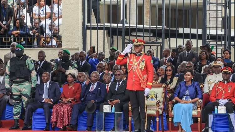 La cerimonia di giuramento del generale Nguema, nella capitale Libreville