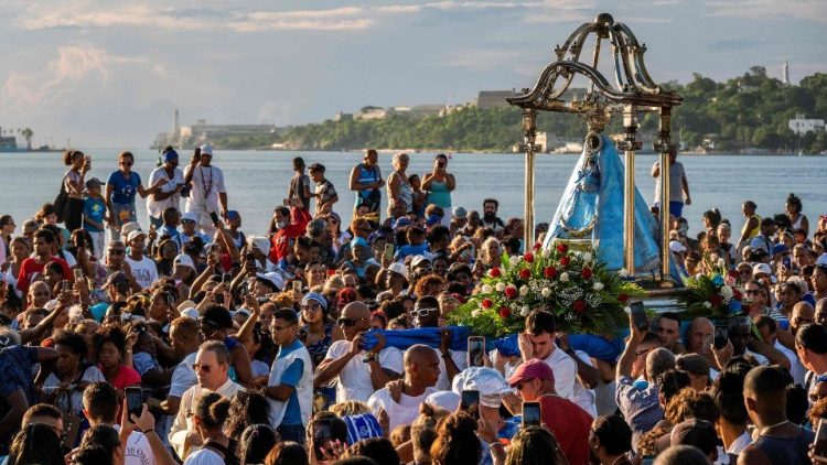 Kubańczycy świętujący w Hawanie już dzień przed Narodzeniem Najświętszej Maryi Panny, 7 września 2022 r.