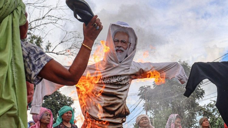 In Imphal wird bei einer Demo am Wochenende eine Puppe verbrannt, die Ministerpräsident Modi darstellen soll