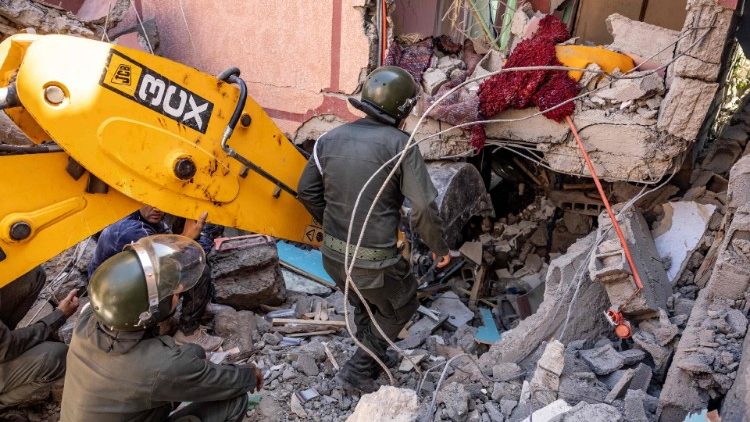 Los equipos de rescate utilizan una pequeña excavadora para buscar supervivientes bajo los escombros de una casa derrumbada en Moulay Brahim.