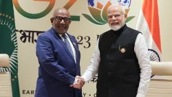 Le président en exercice de l’Union Africaine, Azali Assoumani, président des Comores (gauche), saluant le premier ministre indien Narendra Modi (droite), le 10 septembre 2023, au cours du sommet du G20 à New Delhi, en Inde.
