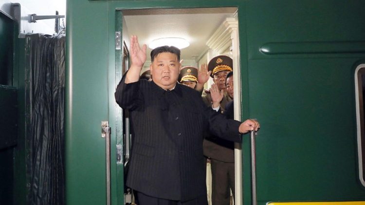 Il leader nordcoreano Kim Jong-Un saluta prima della partenza per la Russia
