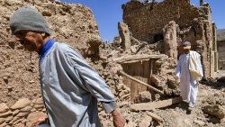 モロッコ中部、高アトラス山脈沿いの村で、瓦礫の中を捜索する人々　2023年9月13日