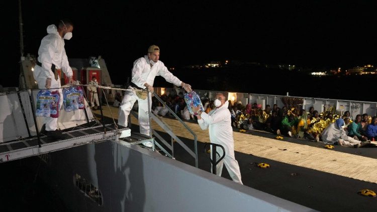 Volontari che soccorrono i migranti a Lampedusa