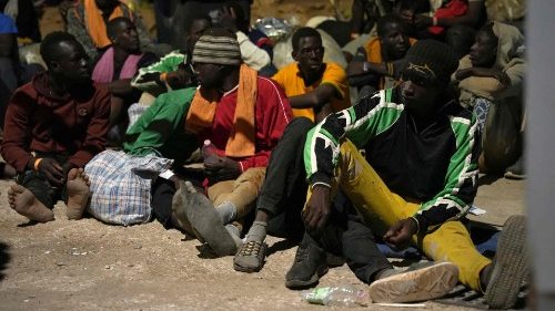 Em Lampedusa, cerca de 20 desembarques ocorreram em 24 horas, quase dois mil migrantes chegaram à ilha