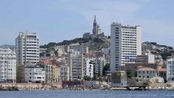 Vue sur la basilique Notre-Dame de la Garde et la populaire plage des Catalans, à Marseille, le 7 juillet 2023.
