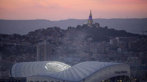 „Stade Velodrome“ in Marseille, wo die Papstmesse stattfindet - im Hintergrund die Basilika „Notre Dame de la Garde“ 