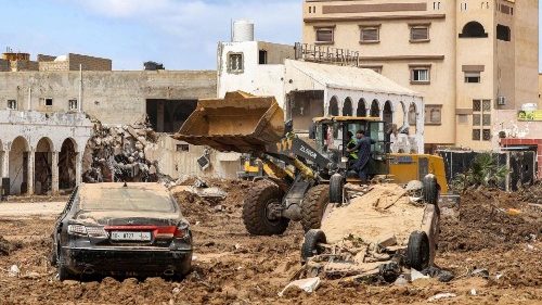 Une pelleteuse fouille les décombres à Derna, le 18 septembre. 