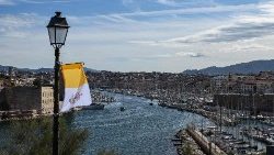  Esta fotografia tirada em 22 de setembro de 2023 mostra uma vista do Porto Velho (R) de Marselha e do Forte de Saint-Jean, com uma bandeira do Vaticano pendurada em um poste de luz, antes da visita do Papa à cidade. (Photo by CHRISTOPHE SIMON / AFP)