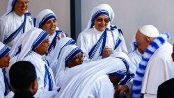 Papst Franziskus, empfangen von den Mutter-Teresa-Schwestern in Marseille